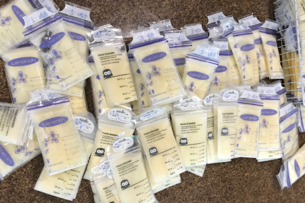 breastfeeding storage hack freezing breastmilk flat to save room. breastmilk in storage bags for easy storage