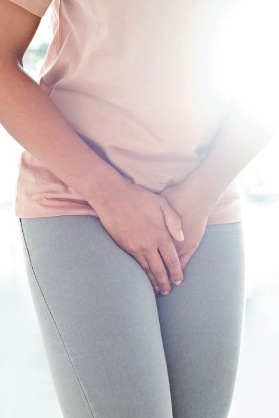 women crossing her legs because of pubis symphysis pain